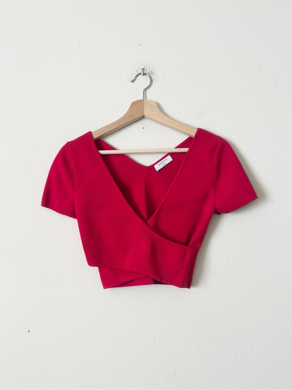 Aritzia Babaton MEDIUM red Sculpknit cross front short sleeve crop top